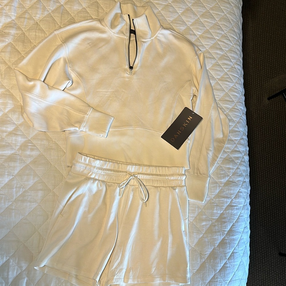 NWT Danskin Cream 2 Pc Set Corset Half Zip and Short Sz XS